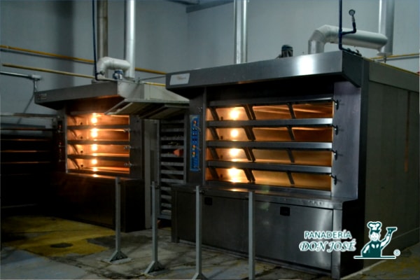 Hornos de Panadería Don José, para la preparación del birote salado tradicional para las tortas ahogadas