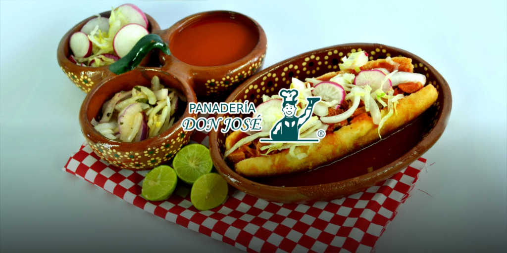 Imagen de una Torta Ahogada tradicional elaborada con salsa, limón, cebolla, rábanos. ¡La Torta Ahogada Tradicional se Elabora con Birote de Panadería Don José!